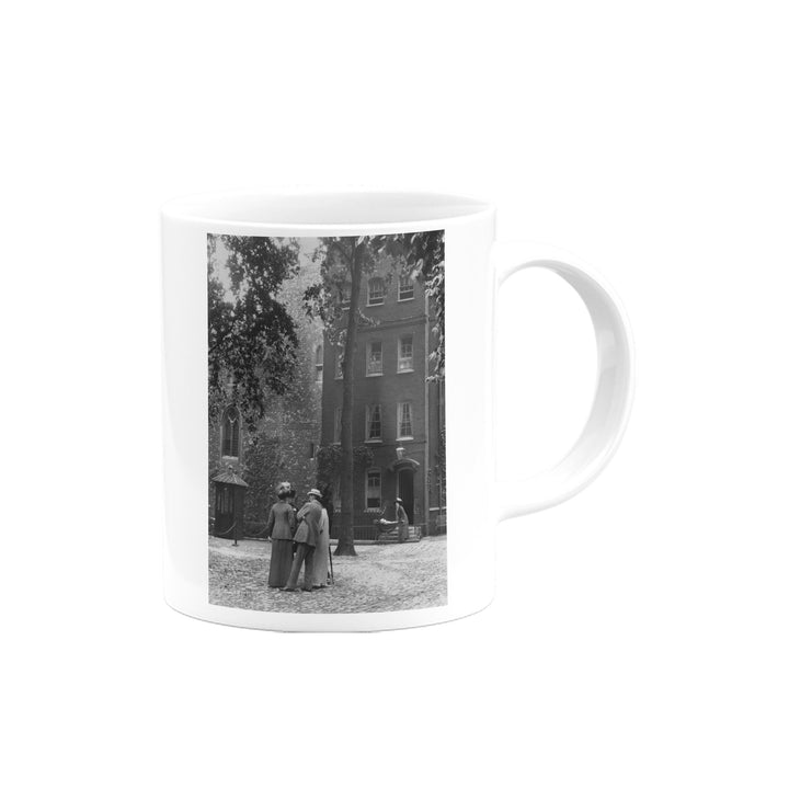 Black and White group chatting Mug